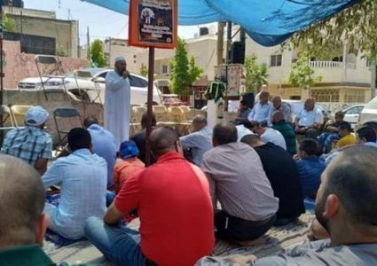 وقفة تضمانية للأسرى المضربين عقب صلاة الجمعة في أبو ديس