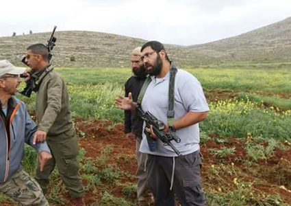 مستوطنون يهاجمون قاطفي الزيتون شمال غرب رام الله