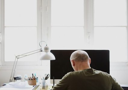 العمل الطويل يزيد من إصابة الرجال بالصلع