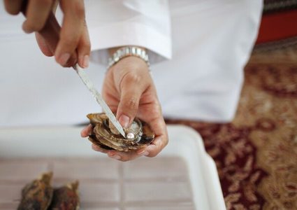 زوجان يعثران على لؤلؤة في عشاء بحري!