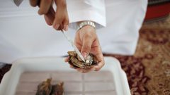 زوجان يعثران على لؤلؤة في عشاء بحري!