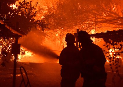 إجلاء آلاف المواطنين نتيجة حرائق كاليفورنيا