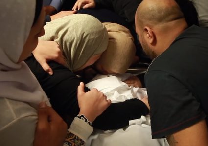 جماهير غفيرة تشيع جثمان الشاب فراس الشايب في نابلس