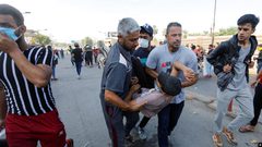 يوم دام جديد في العراق سقط خلاله ما لا يقل عن أربعين متظاهرا وأصيب نحو ألفين آخرين، مع تجدد الاحتجاجات المطالبة بتغيير الطبقة الحاكمة في البلاد منذ 16 عاما.