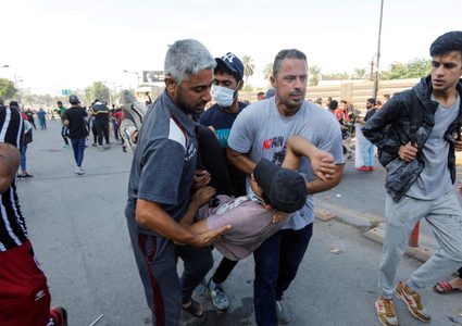 يوم دام جديد في العراق سقط خلاله ما لا يقل عن أربعين متظاهرا وأصيب نحو ألفين آخرين، مع تجدد الاحتجاجات المطالبة بتغيير الطبقة الحاكمة في البلاد منذ 16 عاما.