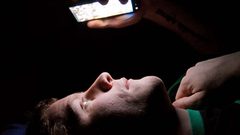 تحذير.. تصفح الهاتف قبل النوم قد يصيبك بالعمى !