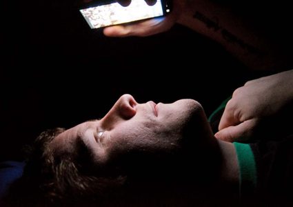 تحذير.. تصفح الهاتف قبل النوم قد يصيبك بالعمى !