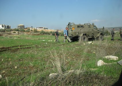 الاحتلال يمنع المزارعين من الوصول إلى أراضيهم شرق سلفيت