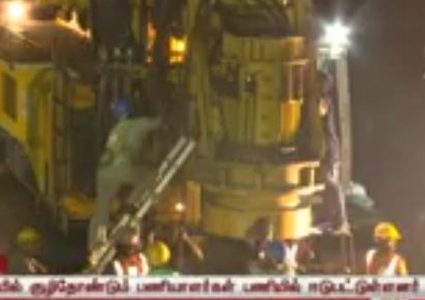 محاولات مستمرة لانقاذ طفل هندي سقط في بئر منذ يومين