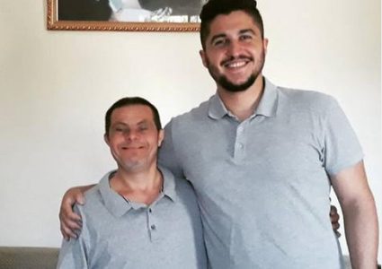 شاب سوري يوجه رسالة مؤثرة لوالده المصاب بمتلازمة داون