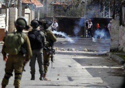 اغلاق مدخل مخيم العروب واندلاع مواجهات مع الاحتلال