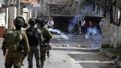 اغلاق مدخل مخيم العروب واندلاع مواجهات مع الاحتلال