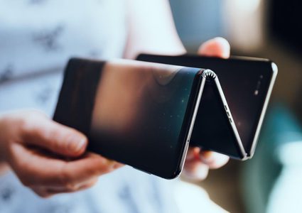 شركة "تي سي إل" تطلق "الهاتف المتعرج" قريبا في الأسواق