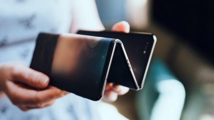 بعد القابل للطي.. "الهاتف المتعرج" قريبا في الأسواق