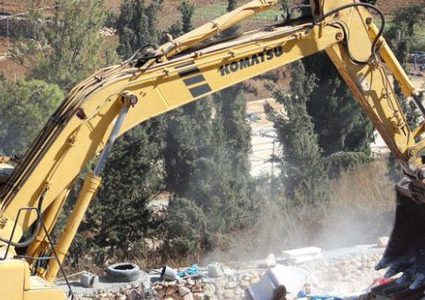 الاحتلال يهدم منزلا وبركسا في مخيم العروب