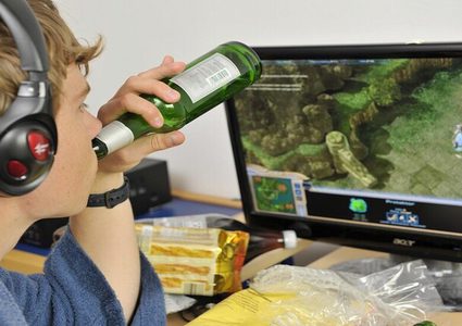 الالكترونيات تحفز المراهقين على استهلاك مواد غذائية ضارة