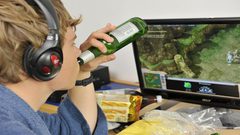 الالكترونيات تحفز المراهقين على استهلاك مواد غذائية ضارة