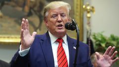 ترامب يبدي امتعاضه من قرار عملاق التكنولوجيا "أبل"