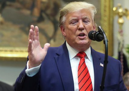 ترامب يبدي امتعاضه من قرار عملاق التكنولوجيا "أبل"