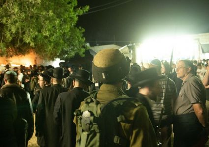 مستوطنون يقتحمون بلدة كفل حارس بحماية قوات الاحتلال