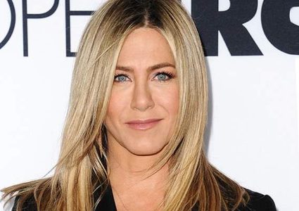 أنيستون تزلزل الانستغرام بهذا "السيلفي"