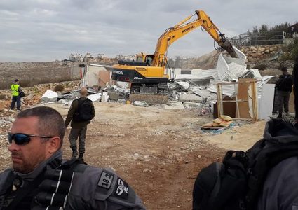 الاحتلال يهدم جزءا من سور مدرسة التحدي "17"