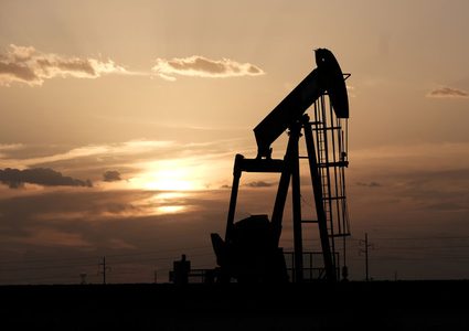 النفط ينخفض بفعل بيانات الشركات الصينية