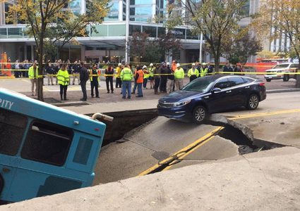 أمريكا.. "حفرة" تبتلع حافلة أثناء سيرها !