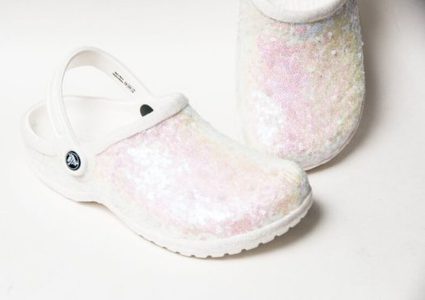 كندا.. حذاء الـ"كروكس" يضع عروس في مرمى السخرية!