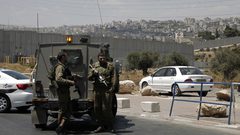 الاحتلال يحتجز أسيرا محررا من برقين