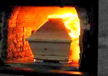 مُسنة تعود للحياة قبل لحظات من حرق جثتها !