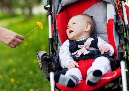 دراسة تحذر: "عربات الأطفال" تدمر أدمغة الرضع !