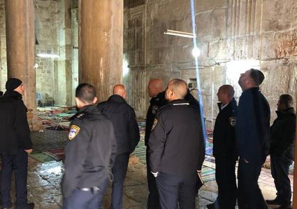 الاحتلال يقتحم مصلى باب الرحمة ويعتدي على أحد حراسه