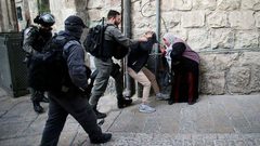 الاحتلال يعتقل 7 شبان من شارع الواد بالقدس المحتلة