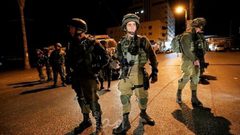 الاحتلال يحتجز 3 شبان على حاجز عسكري قرب الخليل