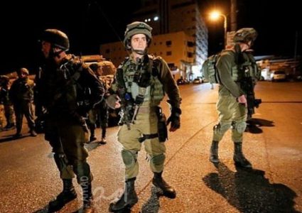 الاحتلال يحتجز 3 شبان على حاجز عسكري قرب الخليل