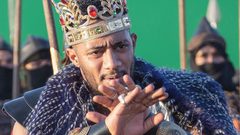 فتاة مغربية تسخر من محمد رمضان