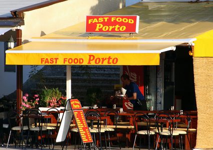 تحذير.. السكن بجوار المطاعم يعرض أطفالك لخطر السمنة