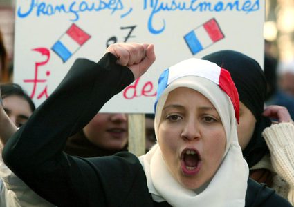 فرنسا: مجلس الشيوخ يقر مشروع قانون يحظر حجاب الأمهات