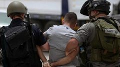 الخليل: الاحتلال يعتقل مواطنا من بلدة إذنا