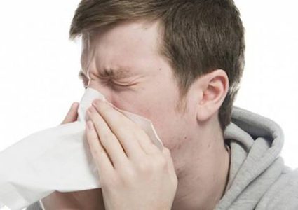 طبيب يجيب عن مصداقية توقف القلب أثناء العطس