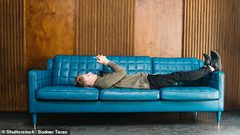 غالبية الناس يفضلون تصفح الهواتف على ممارسة الرياضة