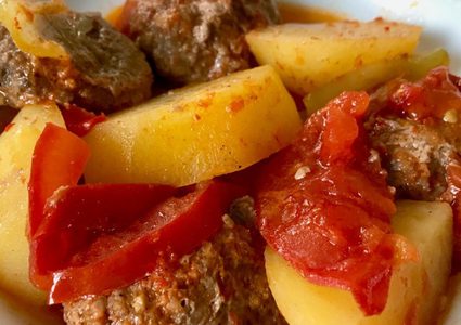 الكفتة المحمرة مع البطاطس