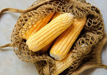 وصفات لسلطات الخضار المزيّنة بالذرة