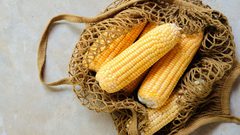 وصفات لسلطات الخضار المزيّنة بالذرة