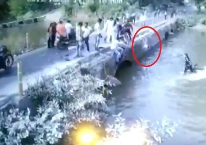 الهند.. أب كاد أن يقتل طفله الرضيع خلال محاولة إنقاذه