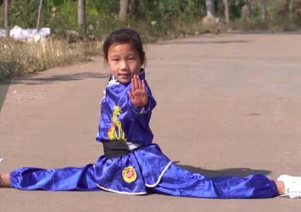 فتاة الكونغ فو تشعل مواقع التواصل بمهاراتها