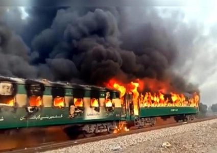قتلى بحريق قطار ركاب في باكستان