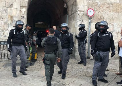 الاحتلال يعتقل 3 مواطنين من أمام باب العامود