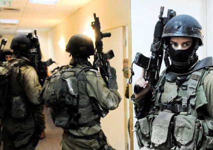 قوات الاحتلال تأخذ قياسات منزلي الأسيرين العربيد وحناتشة